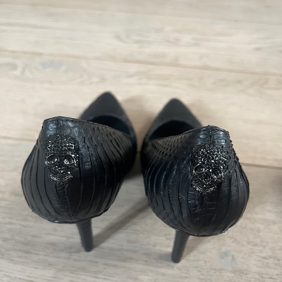 BNWT Snakeskin Skull Detail Black Pumps - Picture 3 of 7